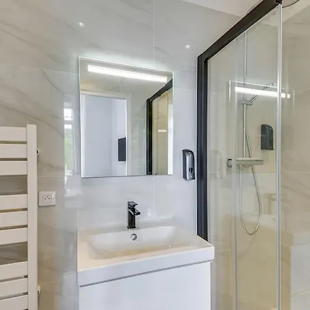 Brp Center, Eight-bedroom Luxury